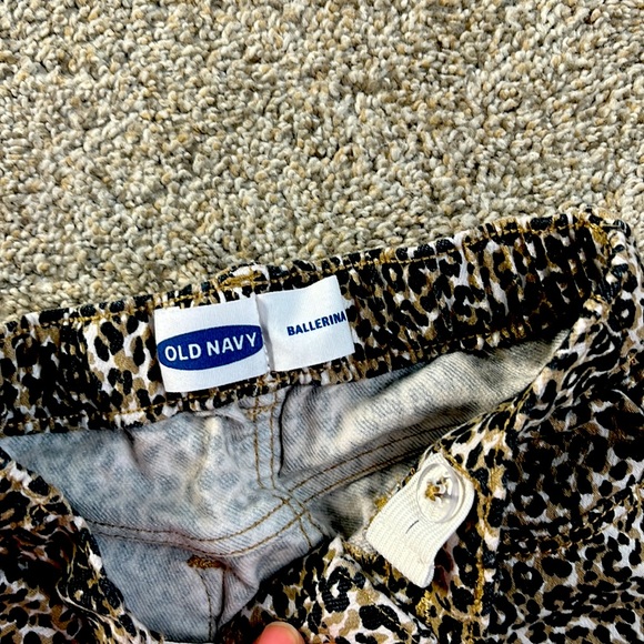 Stylish cheetah print pants - Picture 2 of 4